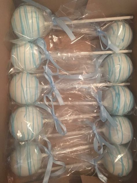 White and blue drizzle cake pops Cake Pops Drizzle, Light Blue Cake Pops, Cake Pop Baby Shower Boy, Blue And White Desserts, Quince Snacks, Blue And White Cake Pops, Hombre Cake, Blue Cake Pops, White Cake Pops