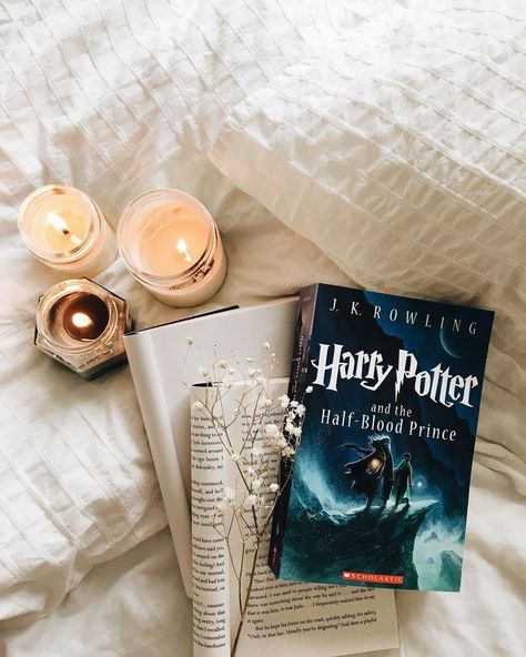 The book under it isn’t Harry Potter. Harry Potter Cartoon, Half Blood Prince, Harry Potter Book, Bookstagram Inspiration, World Book Day, Potter Facts, Harry Potter Actors, Book Day, Harry Potter Fanfiction