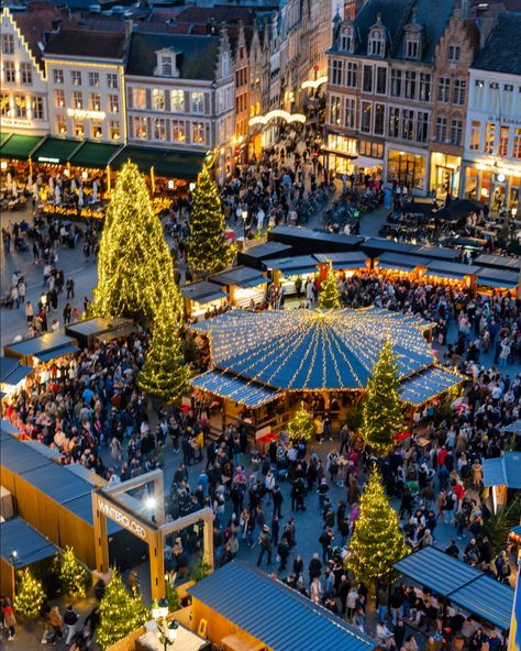 It's the most wonderful tome of the year ☃️🎄💫 📍 Bruges, Christmas Market from Historium Tower #brugesbelgium #bruges #brugge #brügge #bestvacations #bestofbelgium #visitbruges #visitbelgium #map_of_europe #belgium_unite #travelbloggers #travelphotography #reelsbelgium #picturesque #christmas2024 #christmasfair #christmasmarket #christmasmarketbruges #belgië #kerstmis2024 #kerstmis #kerstmismarkt Bruges Christmas Market, Bruges Christmas, Visit Belgium, Bruges Belgium, Europe Map, Christmas Market, Best Vacations, Brussels, Travel Blogger