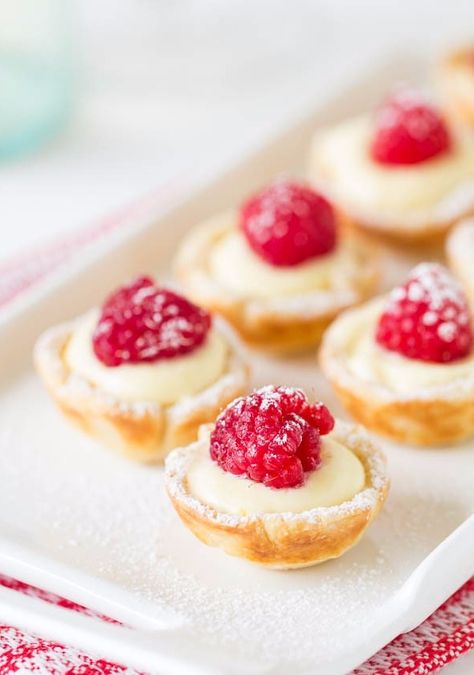 These little flaky tart shells filled with silky smooth lemon cream filling and topped with juicy fresh raspberries are completely from scratch with just 6 ingredients  Source: www.sweetandsavorybyshinee.com Tart Shells Filling, Raspberry Tartlets, Strawberry Tartlets, Lemon Tartlets, Coconut Dessert, Chips Ahoy, Mini Tart, Small Desserts, Lemon Raspberry