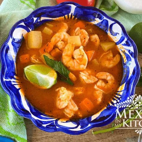 This famous and easy-to-make Shrimp soup is full of vitamins and flavors. Make it at home in only a few minutes. Caldo Recipe, Mexican Soup Recipes, Mexican Shrimp, Shrimp Soup, Mexican Soup, Dried Peppers, Caribbean Food, Mexican Foods, Seafood Soup