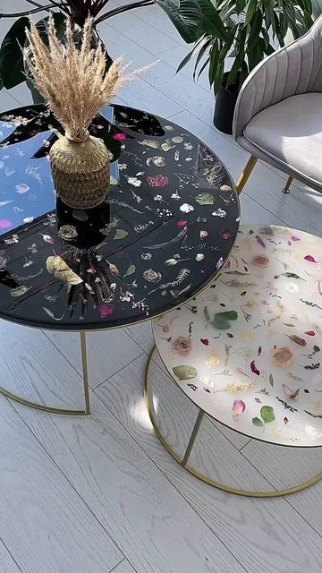 Floral Epoxy Table, Resin Table Ideas, Epoxy Resin Art Ideas, Resina Epoxi Ideas, Raisin Art, Resin Art Table, Diy Resin Lamp, Ramzan Wallpaper, Resin Art Canvas