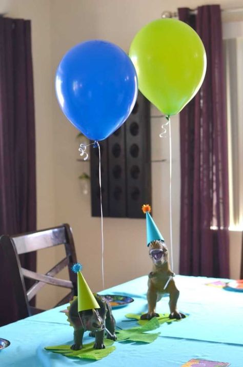 A fun dinosaur party for kids. Simple ideas for having a dinosaur themed kids birthday party. #dinosaur #dino #dinosaurparty #partyidea #party #birthdayparty #partytips #easyparty #kidsbirthday #birthday Dinosaur Birthday Theme, Dinosaur Birthday Party Decorations, Dinosaur Balloons, Fest Temaer, Dinosaur Themed Birthday Party, Dino Birthday Party, Dinosaur Theme Party, Dino Birthday, Dino Party