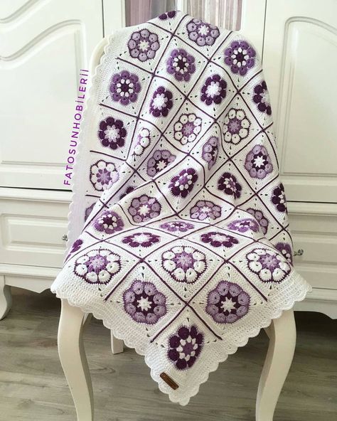 Crochet granny squares blanket purple Crochet African Flowers, Grey Crochet, Crochet Bedspread Pattern, Crochet Blanket Designs, Mode Crochet, Crochet Granny Square Blanket, Crochet Bedspread, Haken Baby, Granny Square Blanket