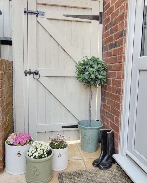 17 Stunning Garden Ideas Using Cuprinol Natural Stone Paint 3 Cuprinol Old English Green, Natural Stone Cuprinol, Garden Fence Colours Ideas, Painted Fence Ideas Colour, Cuprinol Natural Stone, Fence Gate Ideas, Painted Gates, Cottage Front Garden, Fence Colours