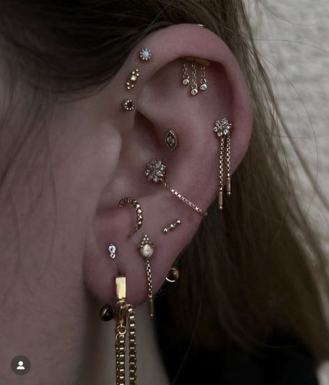 Earring Curation Silver, Stacked Ear Piercings, Flat Piercing Ideas, Flat Ear Piercing, Ear Stacking Ideas, Cartilage Piercing Ideas, Aesthetic Piercings, Piercing Art, Ear Stacks