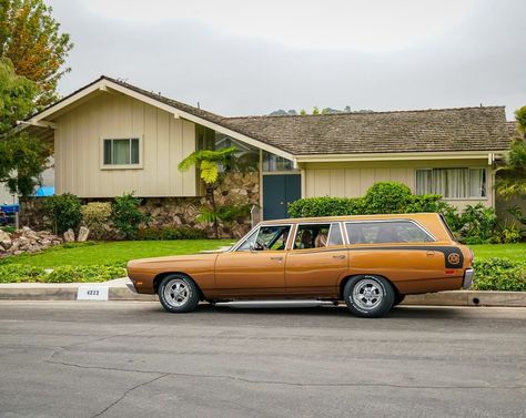 Gas Monkey Garage on Instagram: “The Bunch got their ride, now it’s time to finish the Brady house! Make sure to tune into a A Very Brady Renovation on @HGTV this Monday!…” 70s House Exterior, 70s House, 70s Interior, Monkey Garage, Gas Monkey Garage, 1970s Home, Brady Bunch, 70s Home, Gas Monkey