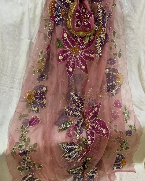 Hand Painted Organza, Duppattas Designs Ideas, Handmade Dupatta, Painted Dupatta, Dabka Work, Simple Dress Casual, Hand Painted Dress, Latest Bridal Dresses, Instagram Collage