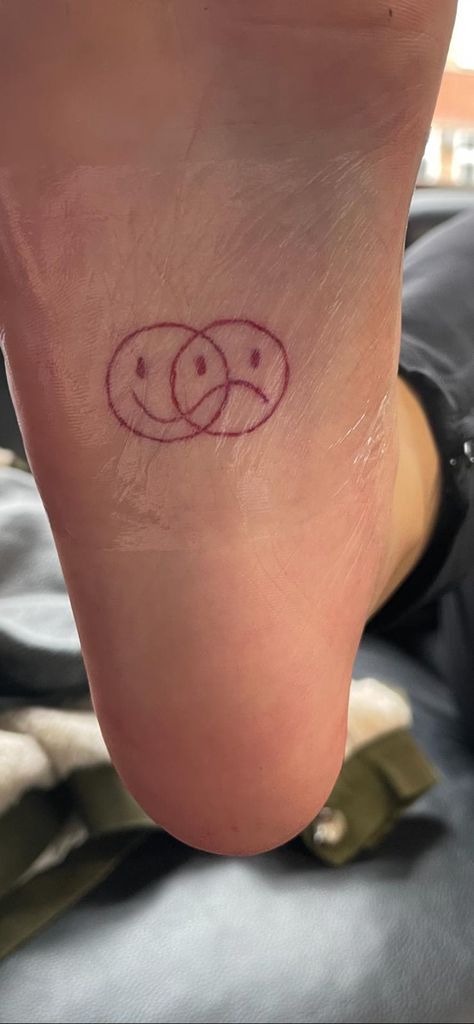 Mood tattoo, foot, red tattoo, smiley Underfoot Tattoo, Smiley Tattoo, Henna Tattoo, Infinity Tattoo, Smiley, Henna, Tattoos