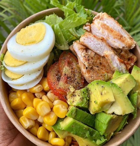 Dinner Platters Meals, Healthy Meals Pictures, Salad Bowl Aesthetic, Whole Food Recipes Eating Clean, Yummy Bowls, Health Food Recipes, Homemade Chicken Salad, Homemade Chicken Salads, Easy Healthy Lunch Recipes