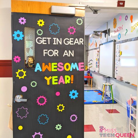 Stem Bulletin Board Ideas, Makerspace Bulletin Board, Stem Classroom Setup, Stem Lab Design, Stem Classroom Decor, Stem Bulletin Boards, Steam Classroom, Science Bulletin Boards, Makerspace Library