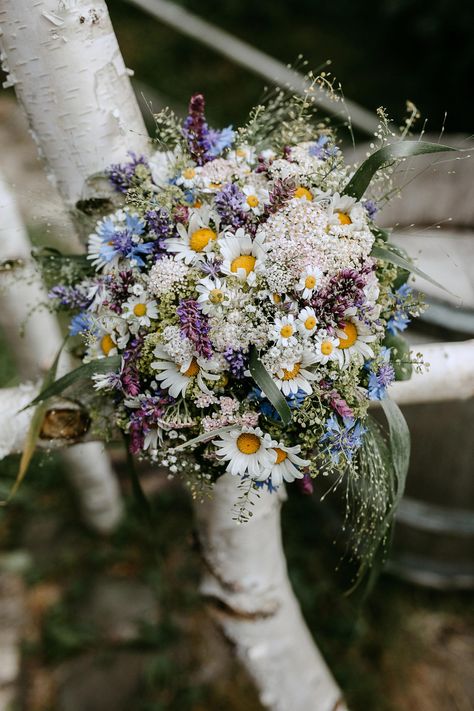 Cute Wedding Flower Bouquet, Small Flower Wedding Bouquet, Bright Wildflower Wedding Bouquet, Wild Flower Wedding Bouquet Summer, Wedding Bouquets Wildflowers, Boho Wedding Bouquet Wildflowers, Wild Flower Bouquet Wedding, Boho Wedding Flowers Bouquet, Midsommar Wedding