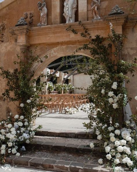 Luxury floral stylist on Instagram: "Ceremony entrance beauty for Natasha and Kieran. Photographer @bayleighvedelago Stylist @hausofhera__ Venue @deuxbelettes Cake @marinamachadocakes" Tuscan Inspired Wedding, Tuscan Wedding, Wedding Entrance, Bouquet Ideas, Ceremony Ideas, Grace Loves Lace, Wedding 2024, Sydney Wedding, Floral Inspiration