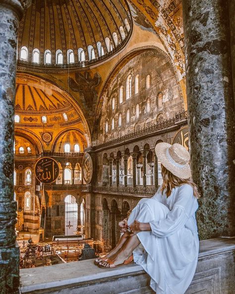 Imposing and constantly morphing. Hagia Sophia Basilica was turned into an imperial Mosque after the Ottoman conquest of Constantinople and is presently into a museum. Despite all that, there is something very spiritual about that place ✨ Hagia Sophia Istanbul, Istanbul Travel Guide, Istanbul Turkey Photography, Alexandra Pereira, Travel Pose, Istanbul Photography, Istanbul City, Turkey Photos, Istanbul Travel