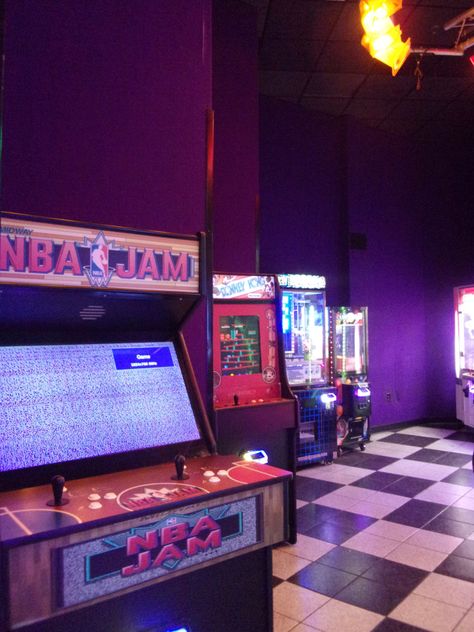 arcade, digital camera, vintage, summer aesthetic, 80s, stranger things, arcade games, summer vibe Stranger Things Arcade, 80s Stranger Things, Vintage Summer Aesthetic, Aesthetic 00s, Arcade Aesthetic, 80s Arcade, Aesthetic 80s, Nba Jam, Camera Vintage