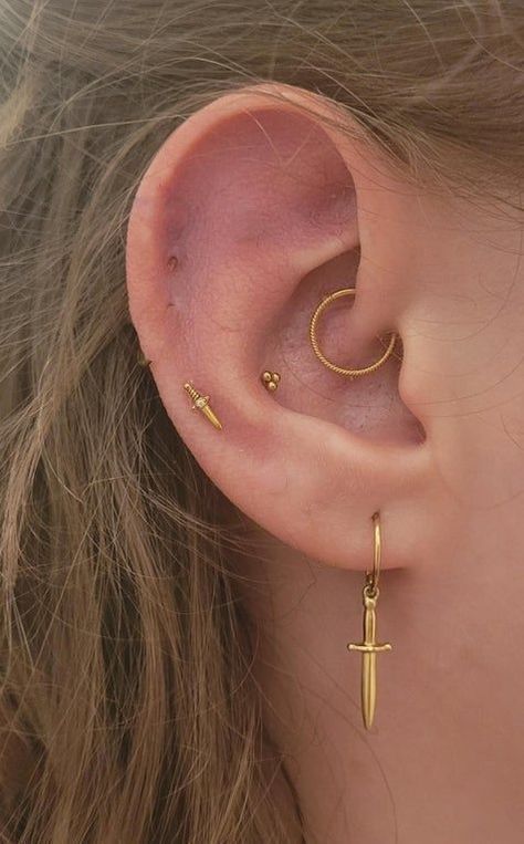 3 Lobe Piercings And Conch, 3 Lobes And Conch, Double Hoop Conch Piercing, Conch And Daith Piercing Together, Daith Tragus And Conch Piercing, Auricle Piercing, Constellation Piercings, Piercing Inspo, Piercing Ideas