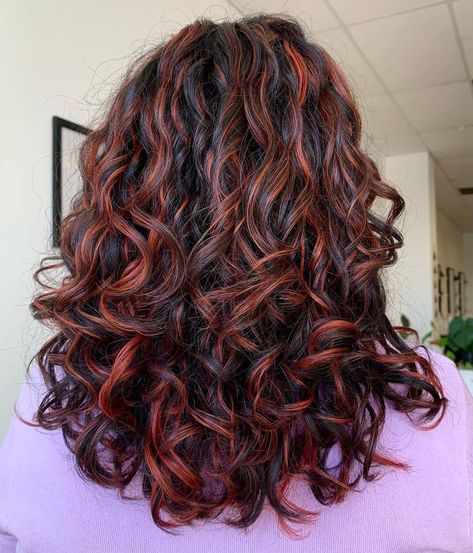 Highlight For Brown Curly Hair, Brown With Red Undertones Curly Hair, Red Hair For Curly Hair, Red Curly Hair On Brown Skin, Copper Balayage Curly Hair Natural, Brown Red Balayage Curly Hair, Red Curly Hair Balayage, Wavy Curly Hair Color Ideas, Curly Red Hair Dyed Highlights