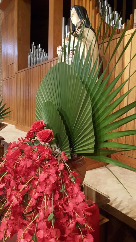 Fan Palm Arrangement, Palm Leaf Decor, Tall Flower Arrangements, Fresh Flower Arrangement, Arreglos Ikebana, Contemporary Flower Arrangements, Church Wedding Flowers, Tropical Floral Arrangements, Hotel Flowers