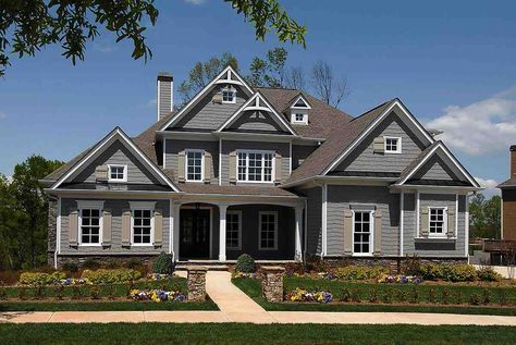 Traditional Suburban House, Suburban House Exterior, Nice Houses, Bedroom Decor On A Budget, House Planning, Large Bedrooms, Amazing Homes, Suburban House, Traditional Style Homes