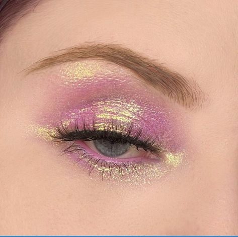 Tangled Rapunzel Makeup, Rapunzel Makeup Look Tangled, Soft Shimmer Makeup, Rapunzel Inspired Makeup, Pink And Gold Eyeshadow Looks, Rapunzel Makeup Look, Tangled Makeup, Purple And Gold Eyeshadow, Purple And Gold Makeup