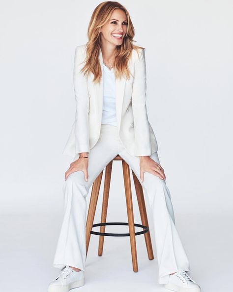 #juliaroberts Happy Sunday Everyone 🤗 Julia Roberts Style, Business Portraits Woman, Professional Profile Pictures, Business Portrait Photography, Man About Town, Branding Photoshoot Inspiration, Studio Photoshoot, Business Portrait, Julia Roberts