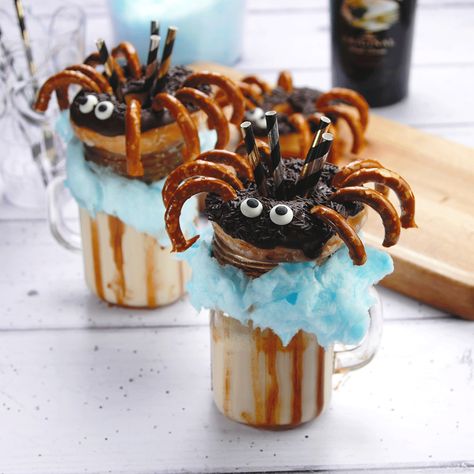 Baileys freakshakeghkuk Halloween Freakshake, Crazy Milkshakes, Pumpkin Fondue, Delicious Milkshakes, Freakshakes Recipe, Bonfire Night Food, Unicorn Milkshake, Halloween Candy Crafts, Crazy Shakes