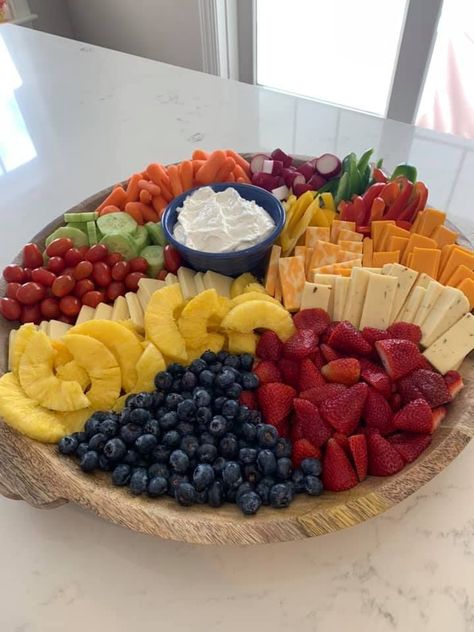 Veggie And Fruit Tray, Egg Salad Pasta, Vegetables Tray, Salad Macaroni, Pool Party Food, Fruit Platter Designs, Vegetable Tray, Vegetable Platter, Charcuterie Inspiration