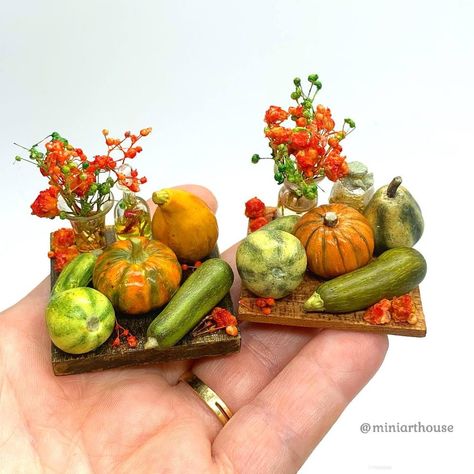 IGMA: Miniature Community | Miniature pumpkins Dollhouse Diy, Mini Gardens, Miniature Things, Halloween Kitchen, Dolls Houses, Diy Dollhouse, Trinket Dishes, Pumpkin Patch, Fairy Garden