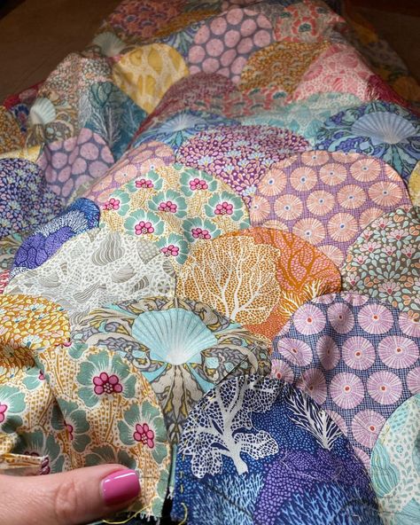 Cotton Rose 🌹 on Instagram: “Tilda Cotton Beach arrives very soon, I have been busy working on this Clamshell Quilt the pattern is by @focusonquilts. I think it works…” Clamshell Quilt, Liberty Quilt, Beach Quilt, My Future, Scrappy Quilts, Quilting Projects, Quilt Patterns, Things To Think About, Quilting