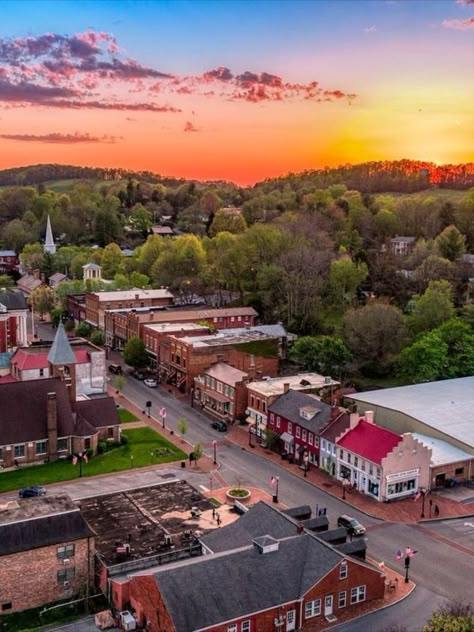 Jonesborough Tennessee, Tennessee Landscape, Christmas Family Vacation, Dining Outdoor, Small Town Life, Small Town America, Town Ideas, Willow Creek, North Cascades