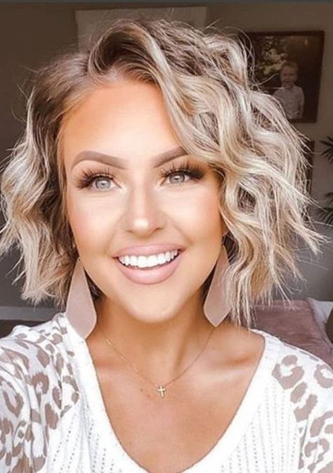 How to Achieve Waves on Short Hair Beachy Waves Short Hair, Bob Riccio, Fall Fashion Inspiration, Short Hair Waves, Chin Length Hair, Messy Short Hair, Penteado Cabelo Curto, 2020 Trends, Hair Waves