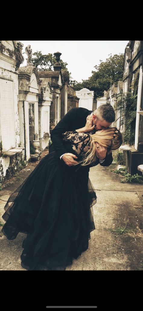 Wedding In Cemetery, Black Dress Anniversary Photo Shoot, Cemetery Wedding Ideas, Gothic Wedding Photoshoot Ideas, Graveyard Wedding Photos, Cemetary Wedding Photos, Cemetery Engagement Photoshoot, Cemetary Photoshoot Couple, Halloween Wedding Pictures