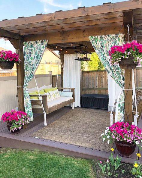 24 Cheap Backyard Makeover Ideas You'll Love | Extra Space Storage Cheap Backyard Makeover Ideas, Outdoor Hangout, Design Per Patio, Cheap Backyard, Easy Backyard, Budget Patio, Space Storage, Diy Outdoor Decor, Patio Makeover