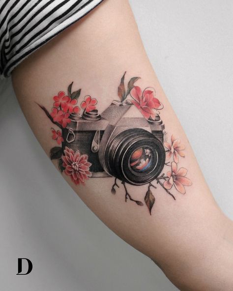 The Best 20+ Camera Tattoo Ideas Camera Tattoo Design, Photographer Tattoo, Camera Tattoos, Pretty Hand Tattoos, Camera Tattoo, Shape Tattoo, 4 Tattoo, Tattoo Photography, Disney Tattoo