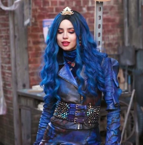 You love me honey? "Evie!" Descendants Ships, Valerie Gray, Descendants Pictures, Descendants Mal, Estilo Blair Waldorf, Evie Descendants, Dr Facilier, Disney Descendants Movie, Descendants Characters