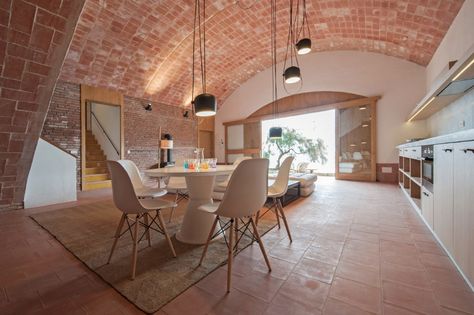 Spain House, Brick Material, Space Interiors, Old Kitchen, Design Industrial, Large Living Room, Kitchen Tiles, Building Design, Interior Design Services