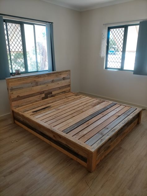 Queen Size Pallet Bed Frame Diy, Pallet Furniture Bed, Bed Frame Diy, Diy Bed Frame Easy, Wood Pallet Bed Frame, Pallet Bed Frame Diy, Wooden Pallet Beds, Wood Pallet Beds, Pallet Bed Frames