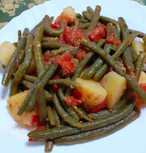 GREEN BEANS & POTATOES WITH TOMATOES Potato Tomato Recipe, Greek Green Beans, Green Beans Potatoes, Italian Green Beans, Italian Side Dishes, Beans Potatoes, Beans And Potatoes, Cooking Green Beans, Green Beans And Potatoes