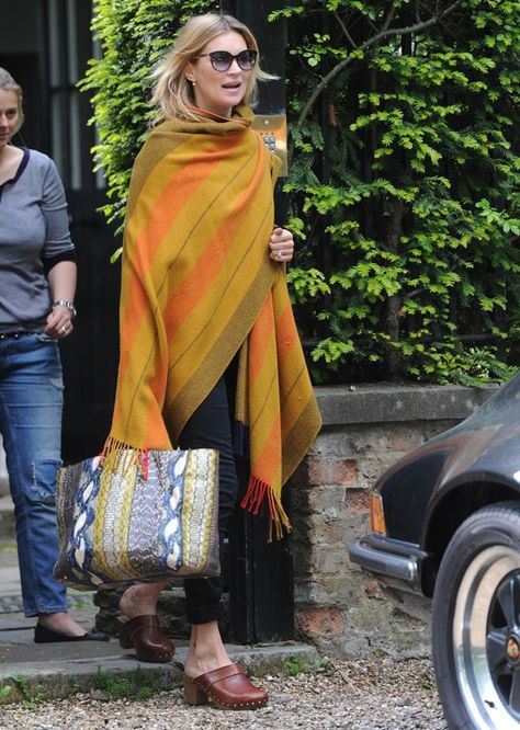 How to Wear a Wrap with Clogs Like Kate Moss Hasbeens Clogs Outfit, How To Wear Clogs Outfits, Clogs With Dresses, Clogs Street Style, How To Style Clogs, How To Wear Clogs, Outfits With Clogs, Clogs Outfits, Hilary Rhoda