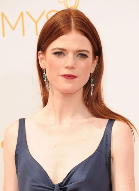 Rose Leslie at arrivals for The 66th Primetime Emmy Awards. Discover the fiery allure of natural redhead celebrities! From breathtaking beauty to undeniable charisma, these 10 redheaded stars will leave you in awe. Embrace the magic of red hair color as we celebrate the distinct charm and natural allure of these stunning individuals. Get inspired by their unique and captivating looks and join the redhead revolution today! Natural Looking Red Hair Color, Celebrity Red Hair, Red Hair For Fair Skin Green Eyes, Redhead Style, Auburn Hair Fair Skin Blue Eyes, Dark Red Hair Pale Skin, Auburn Hair Green Eyes, Celebrities With Ginger Hair, Ginger Hair Celebrities