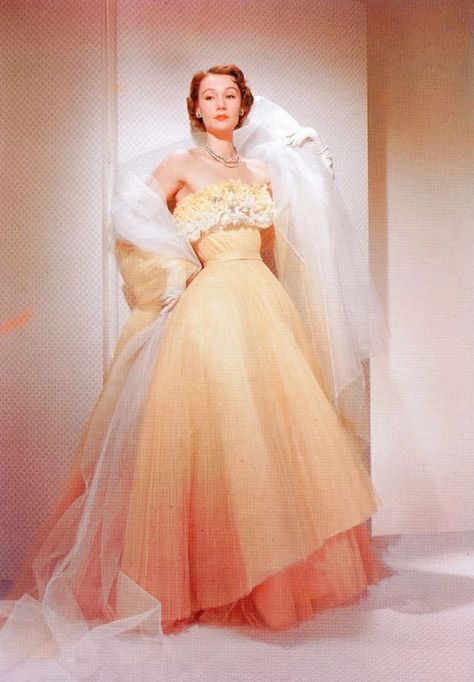 1950s Ball Gown, Fashion 1950, Jacques Fath, 50's Fashion, Fifties Fashion, Look Retro, Fashion 1950s, Vintage Fashion Photography, Vintage Couture