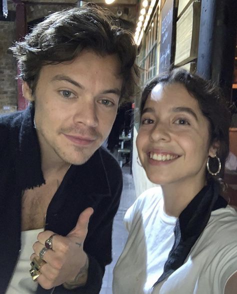 NEW// Harry with a fan in London recently September 13, 2019 Harry Styles Selfie, Gambar One Direction, Harry Styles Update, Harry 1d, Celebrity Look Alike, Celebrity Style Red Carpet, London Today, Harry Styles Pictures, Harry Styles Photos