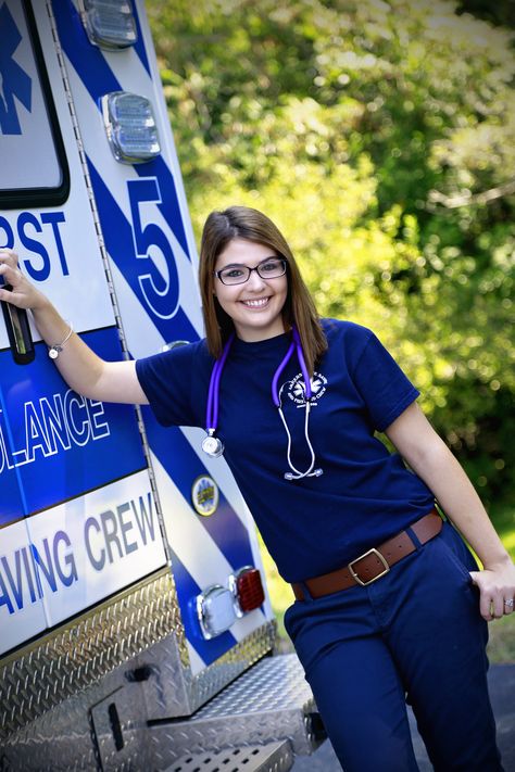 Emt Photo Shoot, Senior Picture Ideas Emt, Emt Photoshoot Ideas, Paramedic Graduation Pictures, Emt Graduation Pictures, Ems Photoshoot, Female Emt, Paramedic Graduation, Emt Graduation