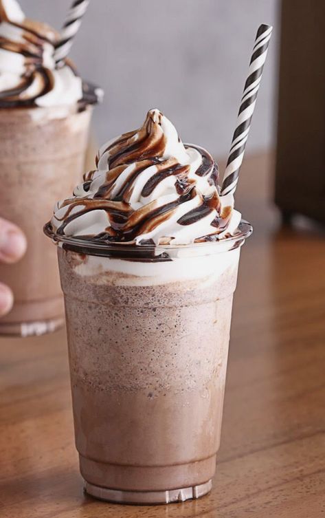 Coffee Milkshake Aesthetic, Chocolate Thick Shake, Cafe Helado Aesthetic, Chocolate Shake Aesthetic, Chocolate Drink Aesthetic, Cold Chocolate Drinks, Milkshakes Aesthetic, Frappe Aesthetic, Milkshake Photography