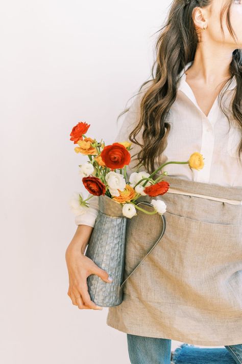 Floral Photo Shoots, Florist Branding, Florist Brand, Floral Branding, Woman With Flowers, Flower Branding, Brand Photography Inspiration, Flower Photoshoot, Business Photoshoot