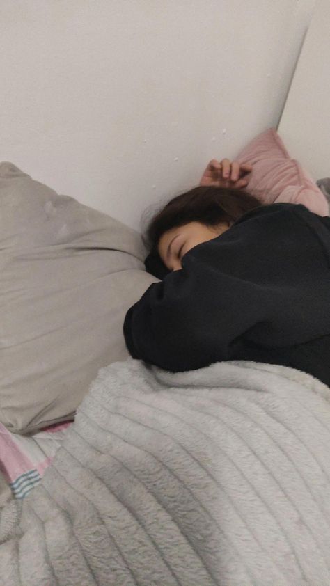 Sleeping Girl Snaps, Sleeping Girl Aesthetic, Girl Sleeping Aesthetic, Sleeping Snap, Sleeping Selfie, Sleep Snap, Sleeping Girl, Goth Outfit Ideas, Hands Photos