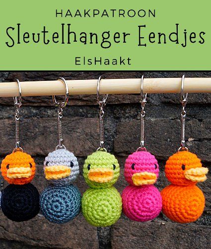 Haakpatroon+Sleutelhanger+Eendjes Tassen Hanger, Hanger Diy, Craft Show Ideas, Crochet Gifts, Diy Crochet, Granny Square, Crochet Projects, Knit Crochet, Doll Clothes