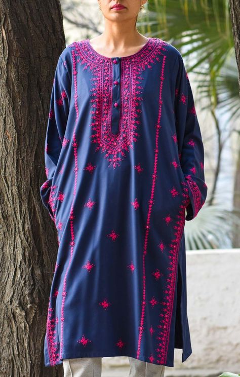 Sindhi Karahi Dresses, Sindhi Embroidery Dresses, Plus Size Modest Outfits, Stitch Kurti, Kashmiri Dress, Gold Lace Fabric, Plain Suits, Balochi Dress, Embroidery Fashion Detail