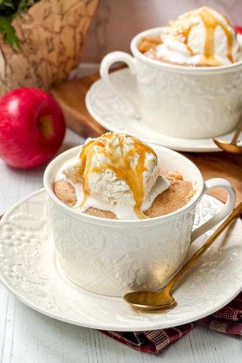 This apple mug cake is a tender, soft, raw apple cake richly seasoned with cinnamon and nutmeg. It's ready in 3 minutes or less and is cozy, delicious, and oh-so-perfect for chilly days! Apple Cinnamon Mug Cake, Raw Apple Cake, Apple Mug Cake, Pretty Baking, Cinnamon Mug Cake, Banana Bread Mug, Dessert In A Mug, Lemon Mug Cake, 31 Daily