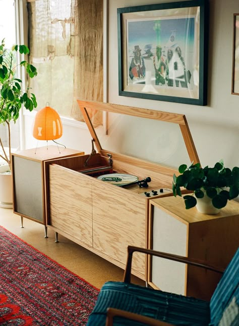 Calico HiFi Console Cues Up a Warm California Mid-Century Mood Record Furniture, Vinyl Setup, Vinyl Cabinet, Vinyl Record Furniture, Record Player Table, Home Music Rooms, Stereo Cabinet, Record Stand, Record Player Stand